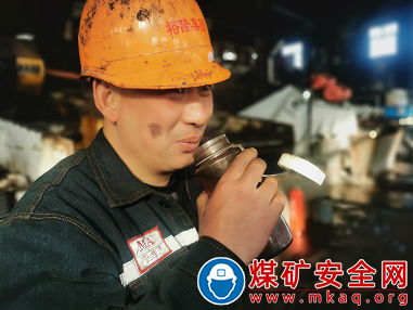 紅糖薑茶水 暖胃更暖心 ——山東裕隆礦業集團唐陽煤礦組織開展冬送暖心薑茶到現場活動