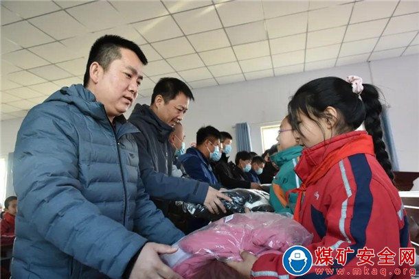 準能集團哈爾烏素露天煤礦工務隊運行二班和運行三班聯合為準格爾旗玻璃圪旦小學留守兒童送溫暖
