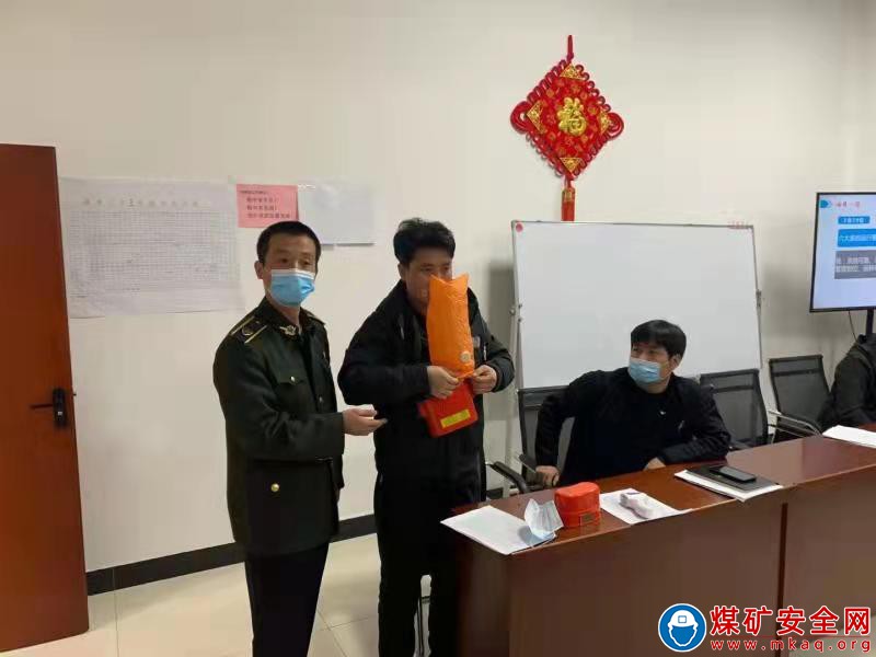 蒲白救護消防大隊曹家灘中隊開展礦井職工自救器規範使用培訓