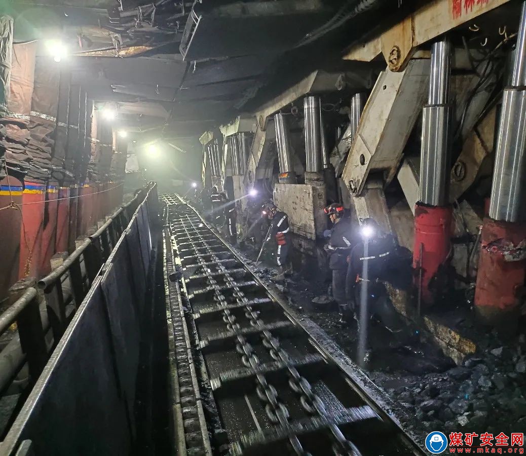 陝西中能煤田有限公司中能生產運營公司彙興煤礦第二個大采高工作麵末采順利貫通