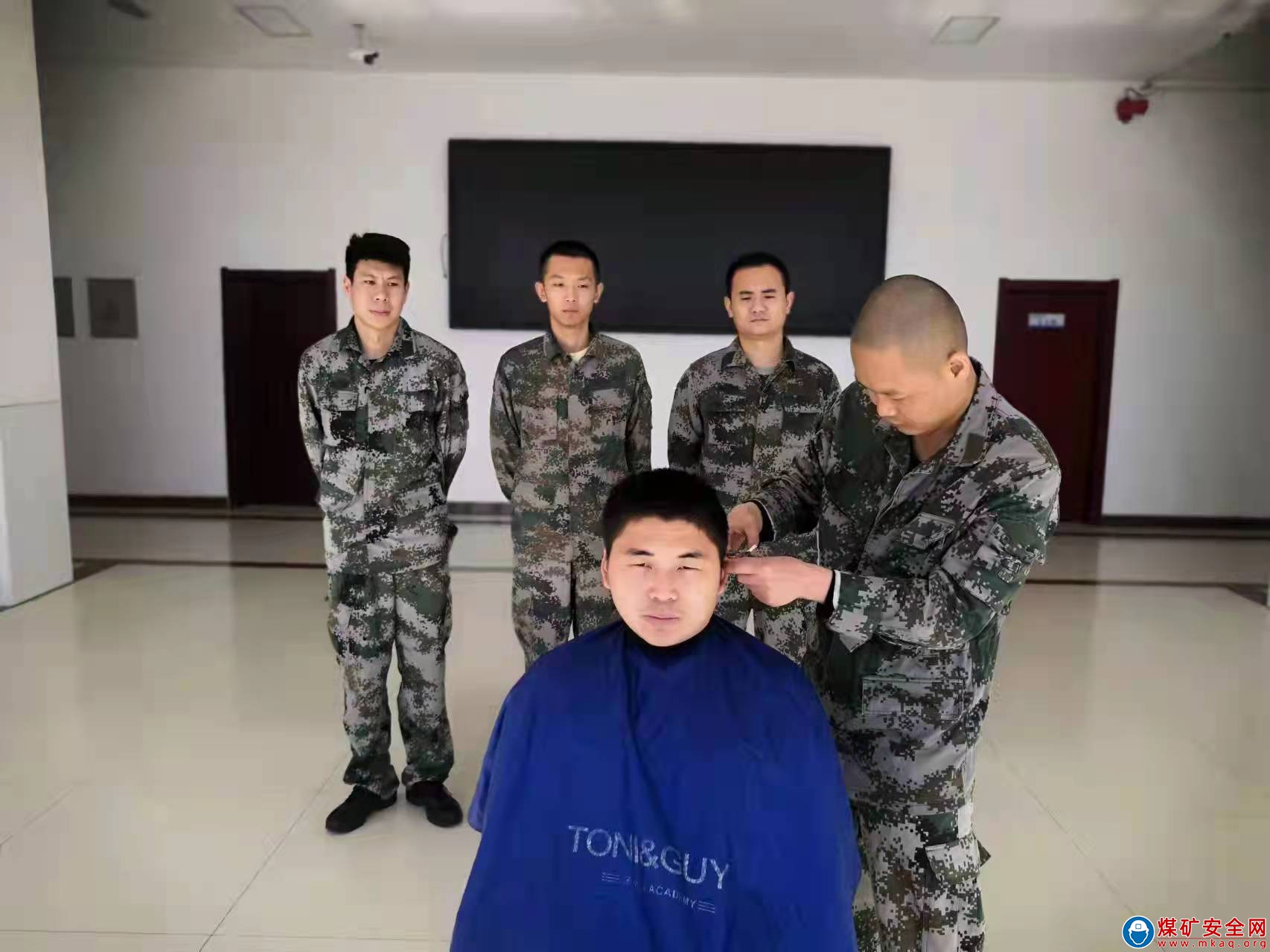 蒲白救護消防大隊曹家灘中隊喜迎“二月二龍抬頭”理發