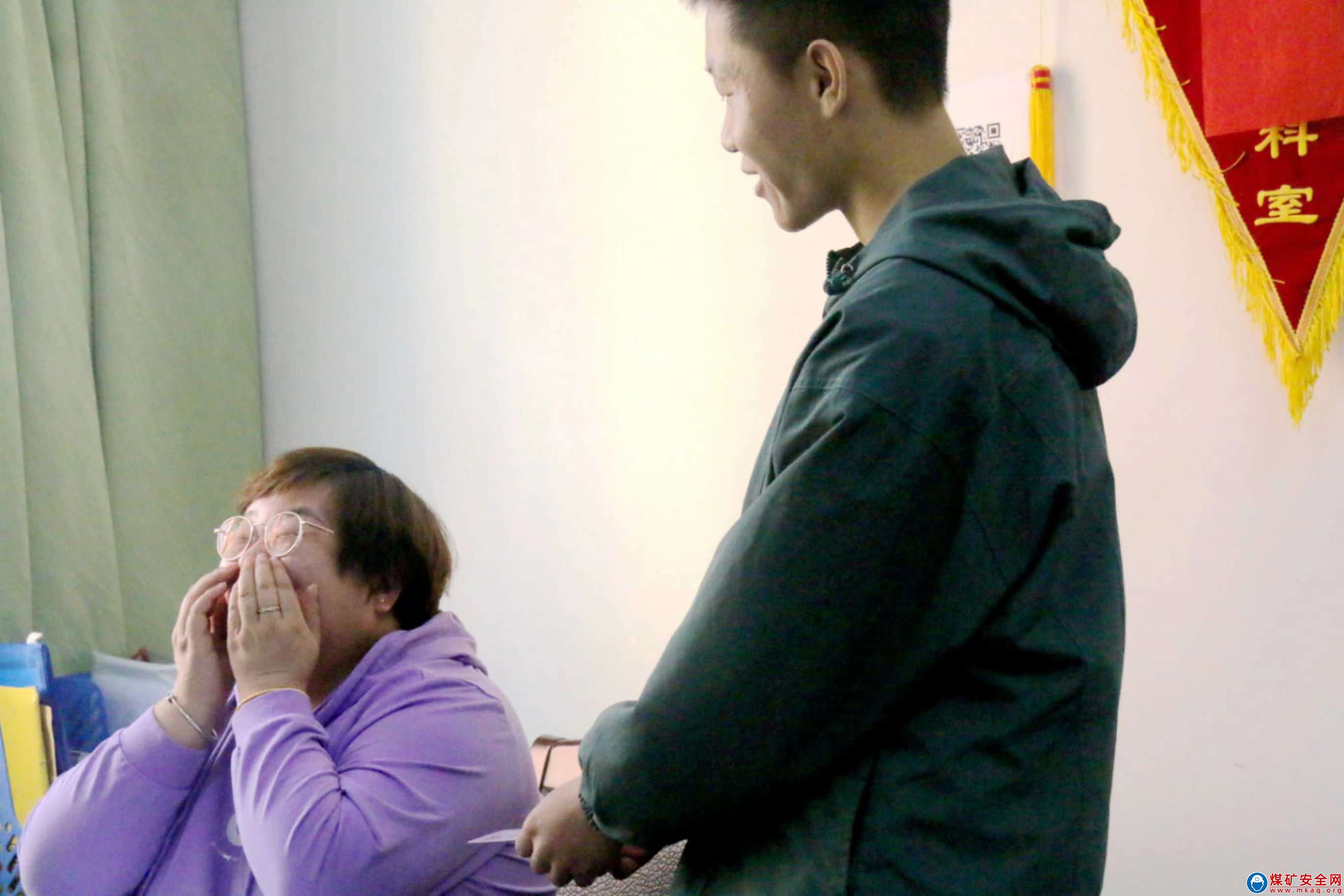 蒲白煤礦運營公司---“小小蛋糕卡，濃濃關愛情”