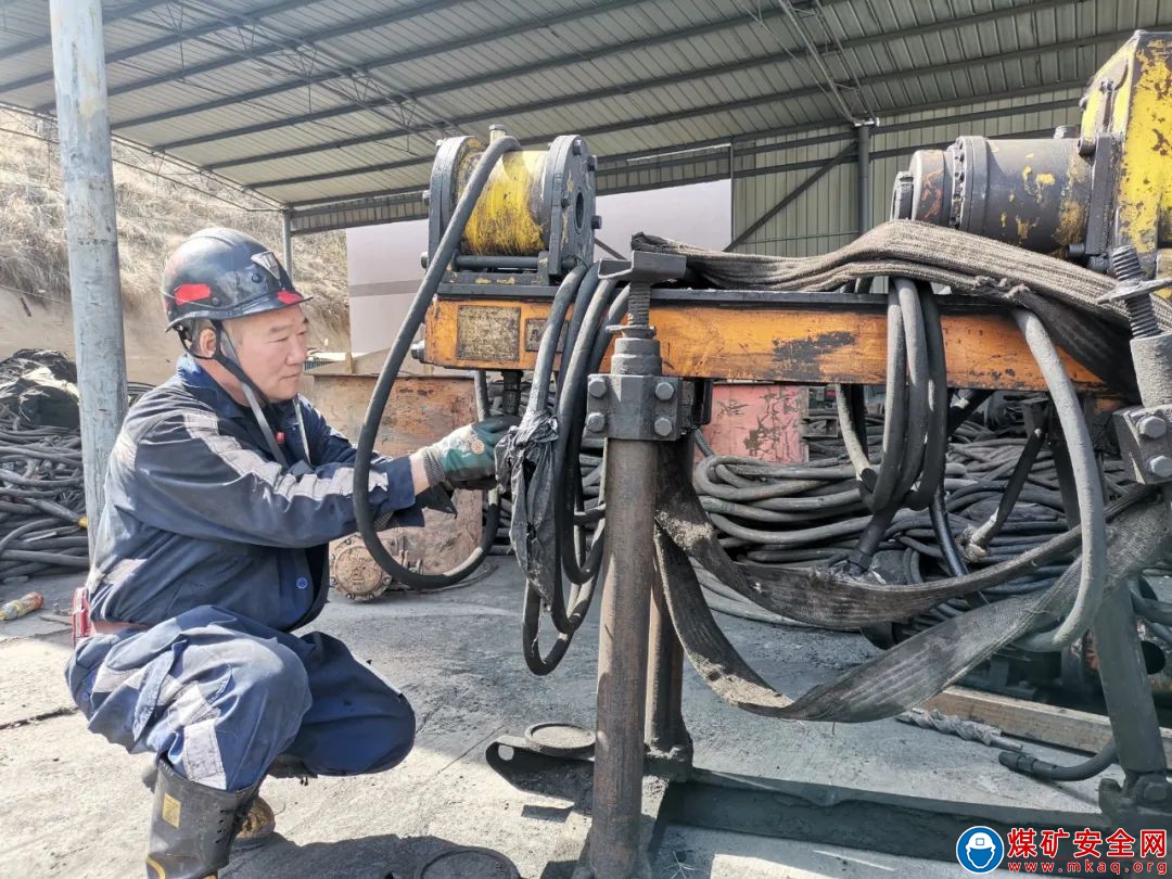 平凡崗位上的老黃牛——記中能煤礦生產運營公司彙興煤礦綜掘隊跟班副隊長滿孝才