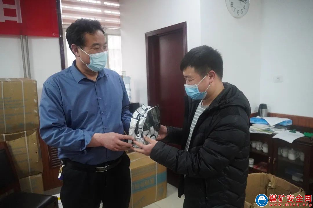 河南能源焦煤集團九裏山礦工會每位職工發放了生活防疫的必需品