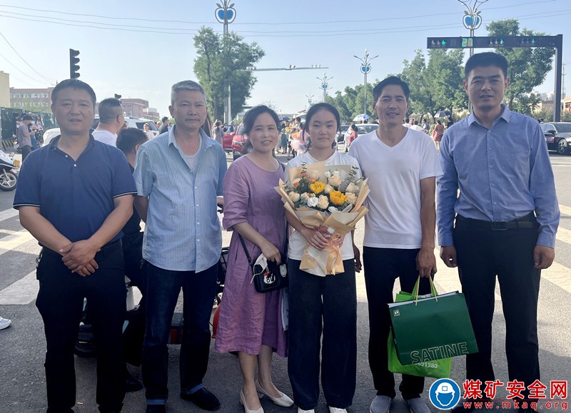 蒲白礦業技校聯合工會：鮮花送考生 關懷暖人心