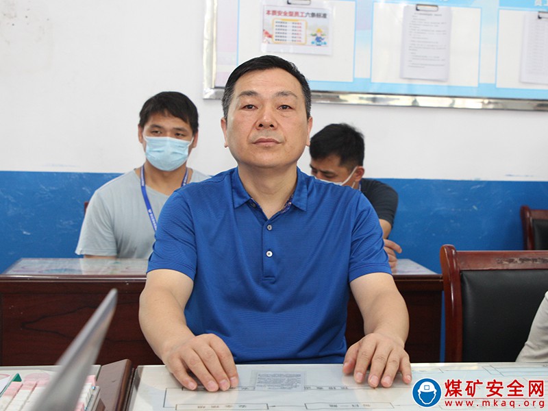 組團送法到基層 幹部職工學法“忙”