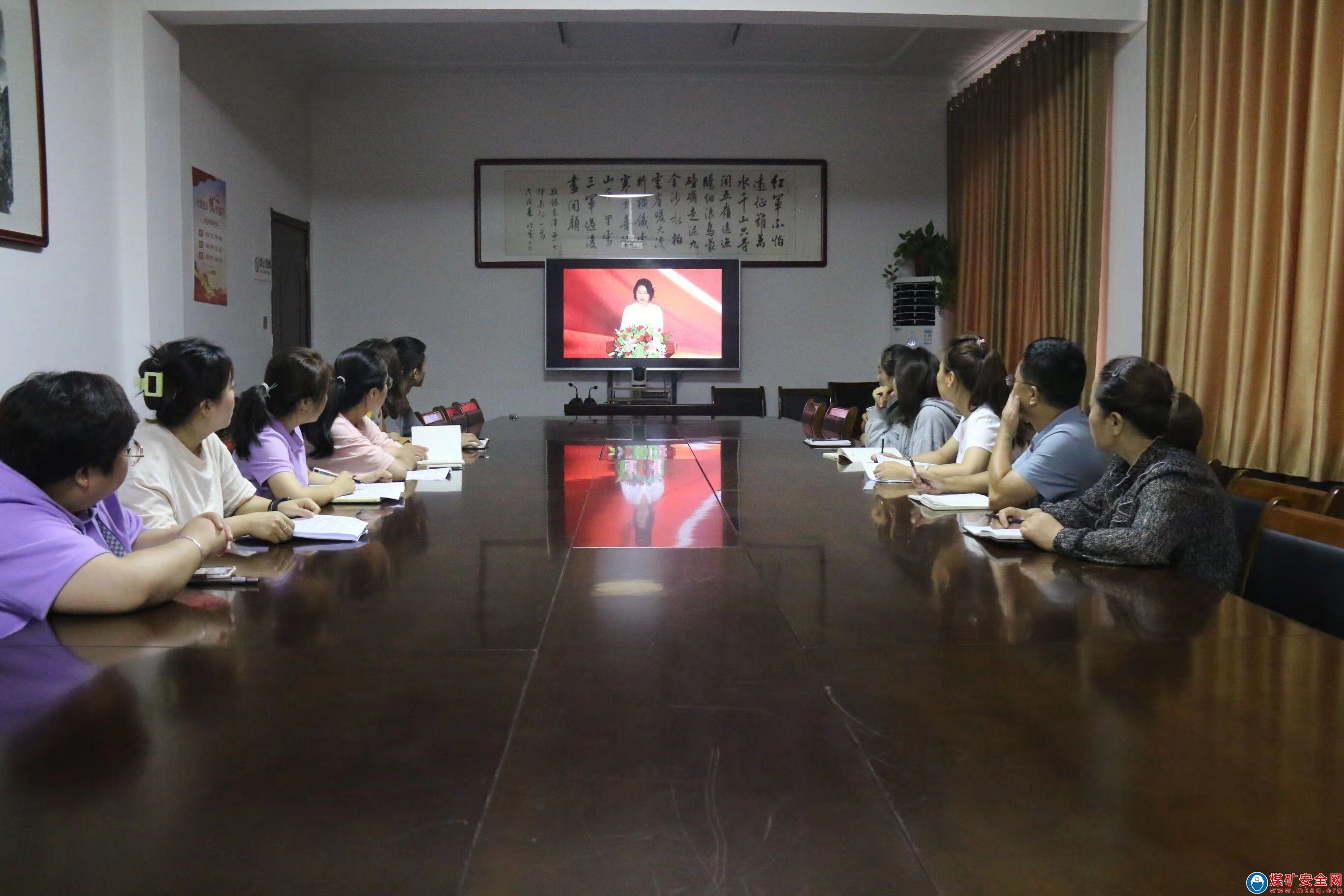 蒲白煤礦運營公司組織觀看“勞動創造幸福，爭做時代新人”巾幗勞模工匠線上宣講活動