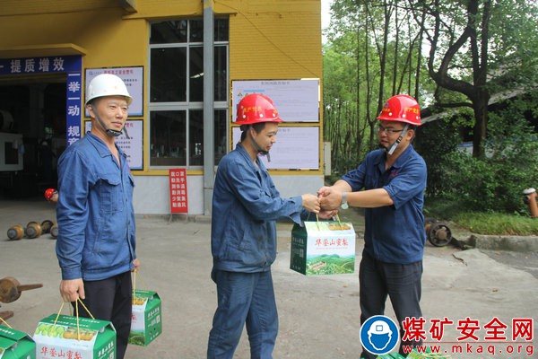 華榮能源嘉華公司：“清涼”送到職工心坎上