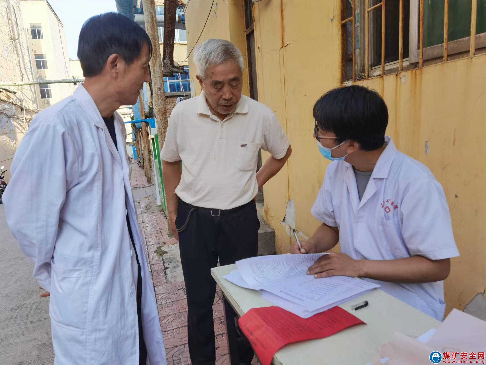 河南能源義煤公司石壕煤礦：關愛老人送“健康” 幫助職工解“憂愁”