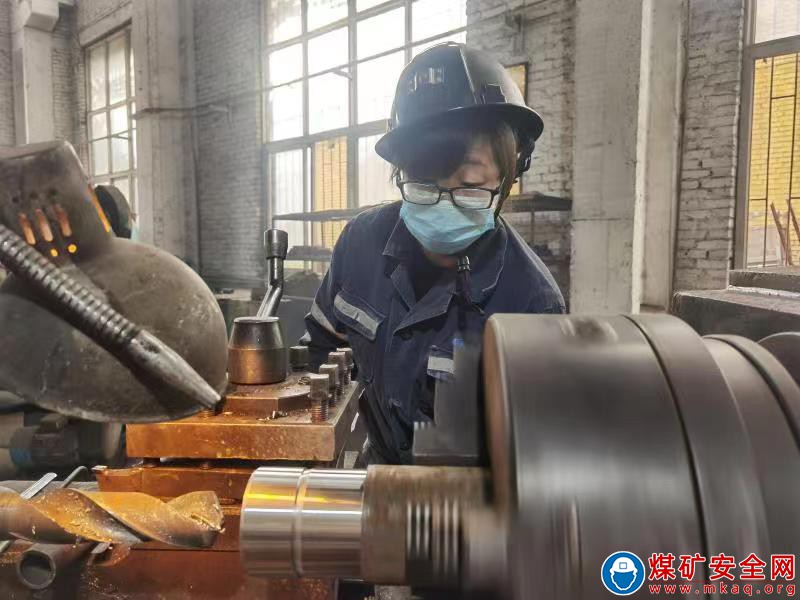 河南能源義煤公司石壕煤礦：高溫不懼備生產