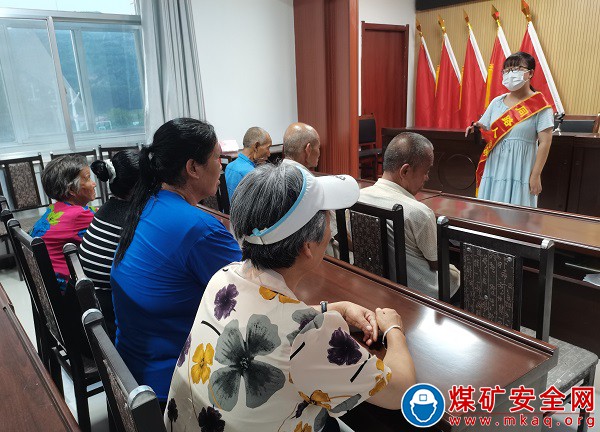 “肩負重任，發揚智慧”——中國礦業大學同路人巡講團成員在寧縣昔溝村進行快板宣講