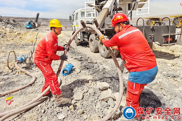 準能集團黑岱溝礦黨員奮戰一線助生產