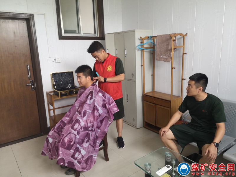 蒲白救護消防大隊 義務理發、精神煥發