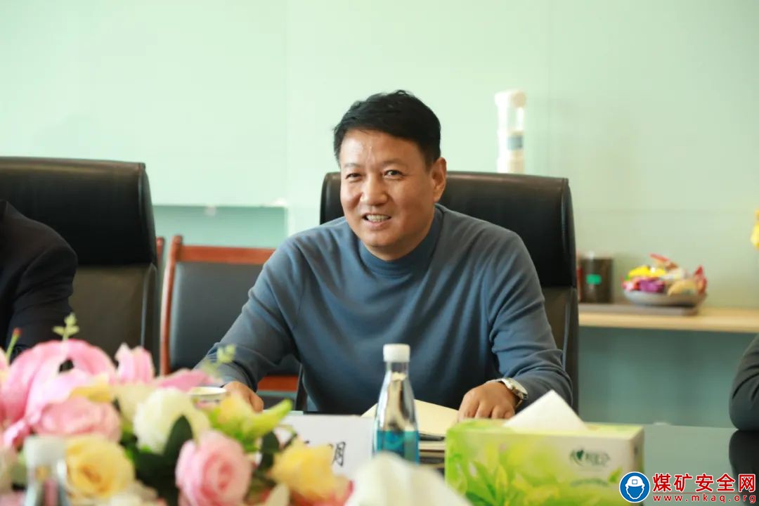 鶴壁鶴淇發電有限責任公司黨委書記張俊傑一行蒞臨陝西中能煤田有限公司交流座談