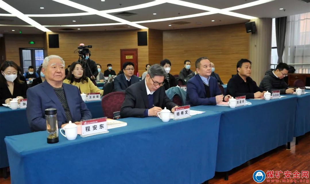原省長程安東為陝西中煤田有限公司授牌陝商院“學員實踐創新”基地