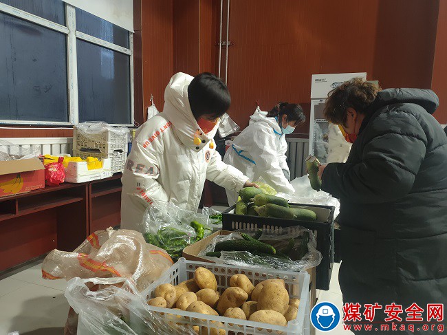 情係職工冷暖 增設臨時生活物資采購點 色連二礦為職工辦實事新舉措