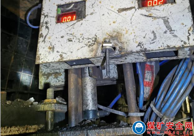 綜采工作麵機尾傳感器升降裝置保安全