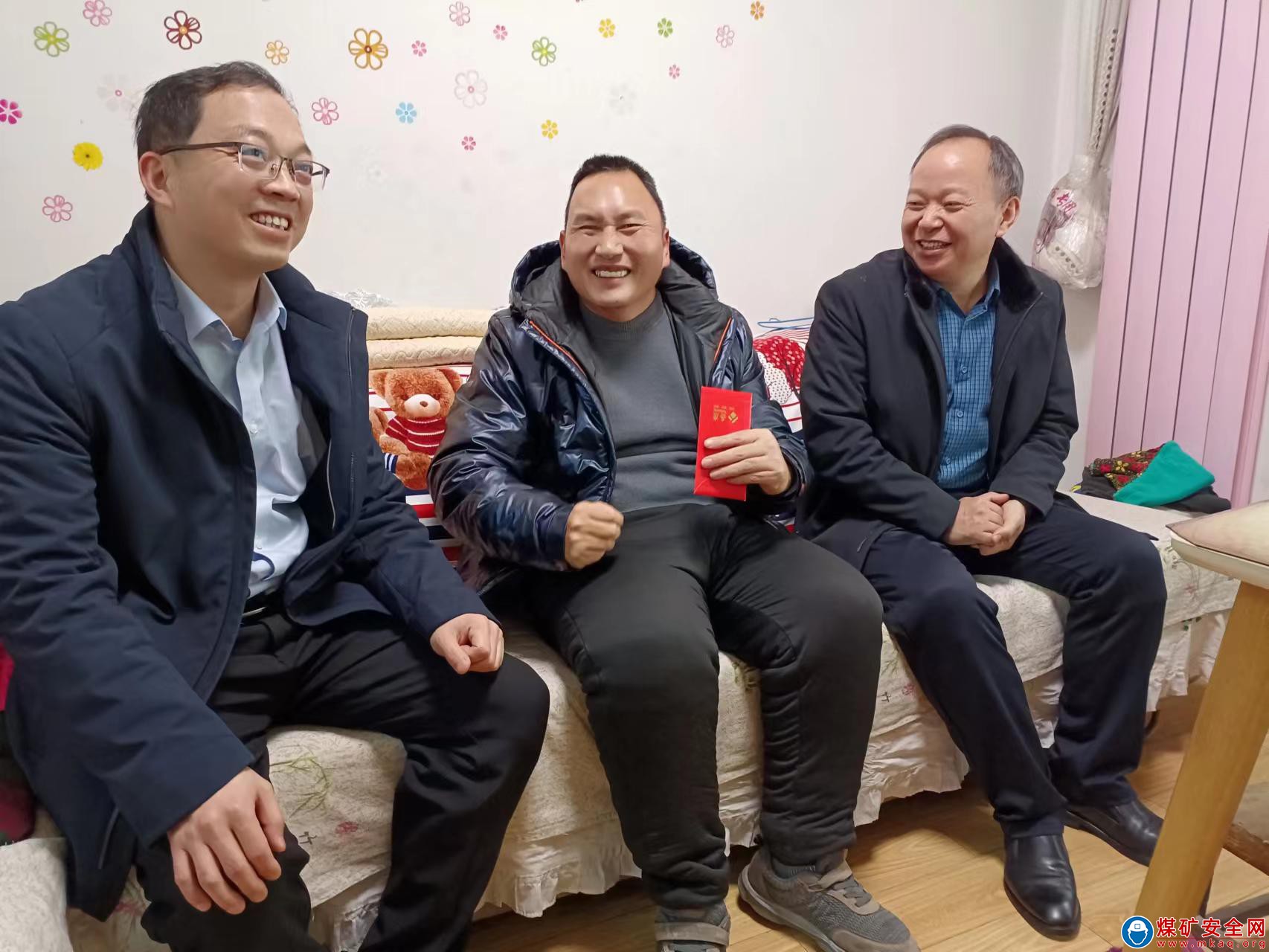 河南能源集團鶴煤雙祥分公司開展節前“獻愛心、送溫暖”慰問困難職工活動
