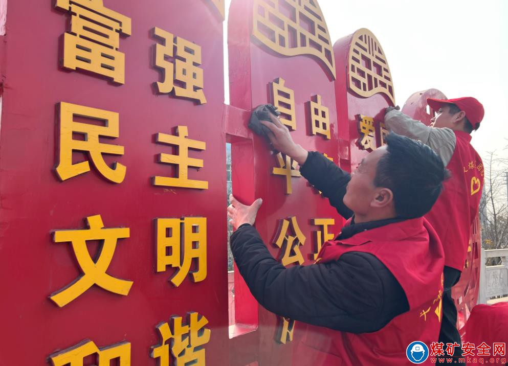 河南能源義煤公司石壕煤礦：弘揚雷鋒精神  誌願紅紅遍礦區