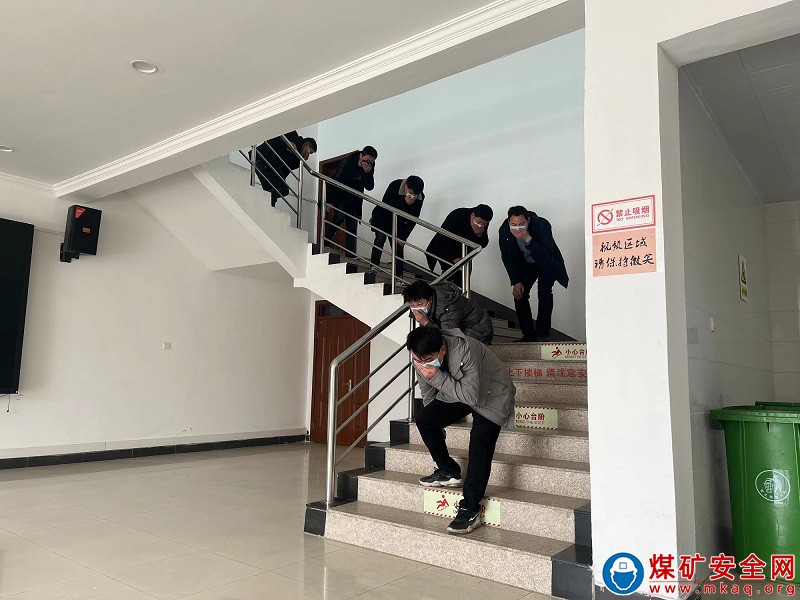 中煤新集公司培訓中心：紮實開展消防逃生演練