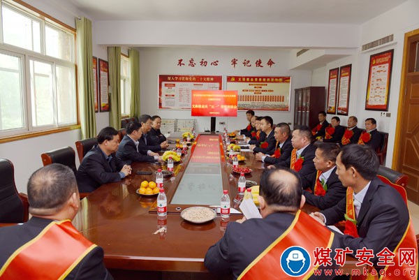 河南能源義煤公司義絡煤業召開慶“五一”勞模座談會
