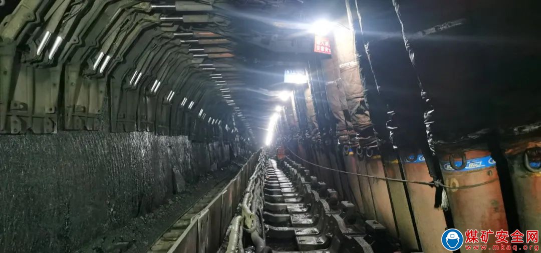 中能煤礦生產運營公司第一項目部52104綜采工作麵回撤及52106大采高工作麵安裝工作圓滿完成