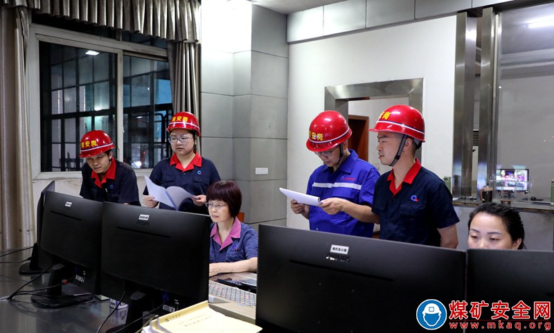 川煤華榮能源渡市選煤發電廠團委夜間查崗保安全
