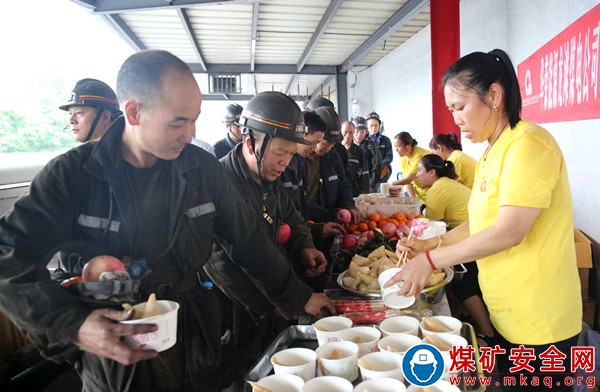 川煤華榮龍灘公司工會：端午飄粽香 關懷送心間