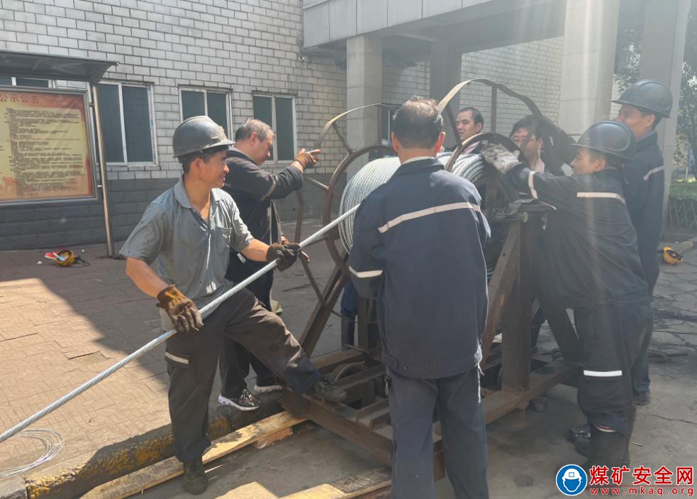 河南能源義煤公司石壕煤礦瞄準目標  加油幹