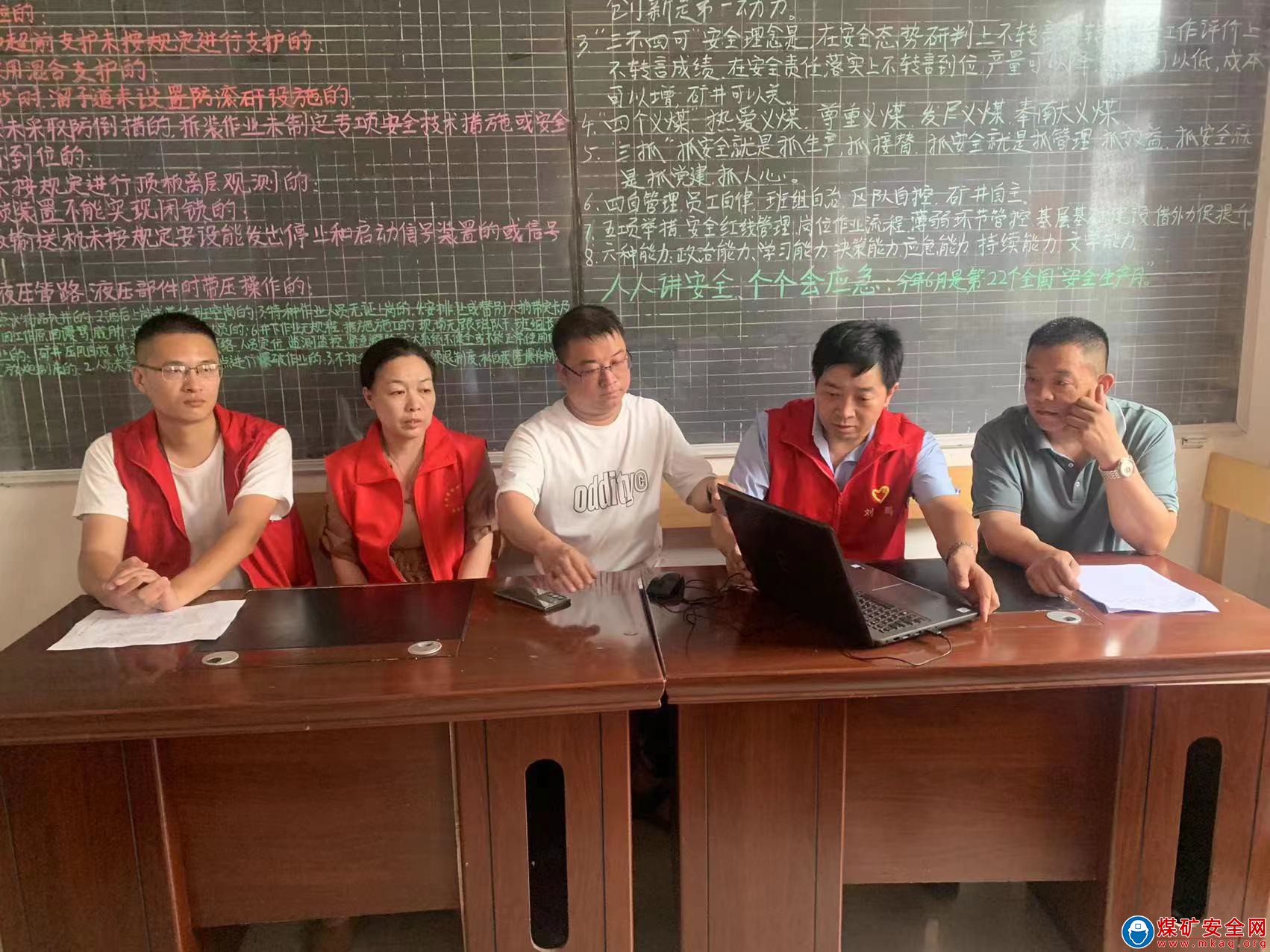 河南能源義煤公司石壕煤礦：活動會上講安全