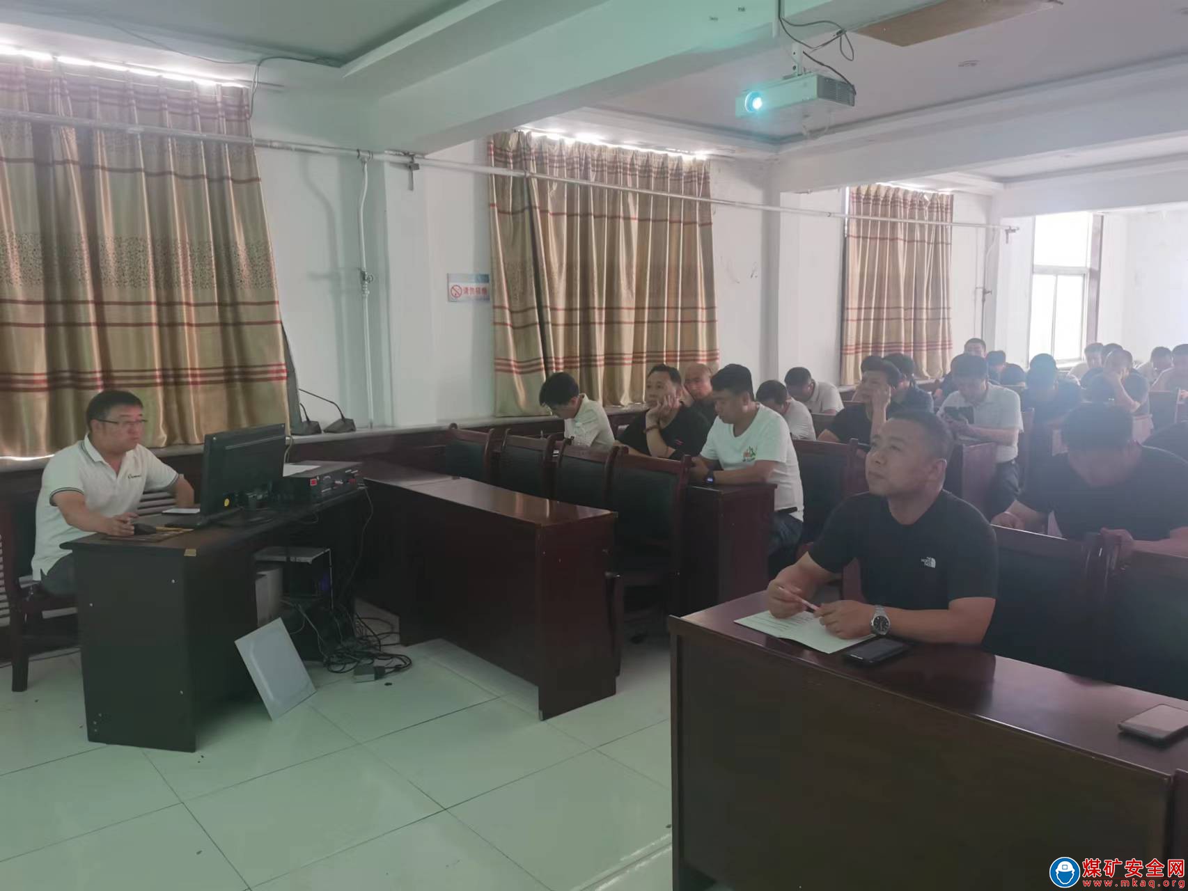 河南能源義煤公司石壕煤礦：開展供電係統專項培訓