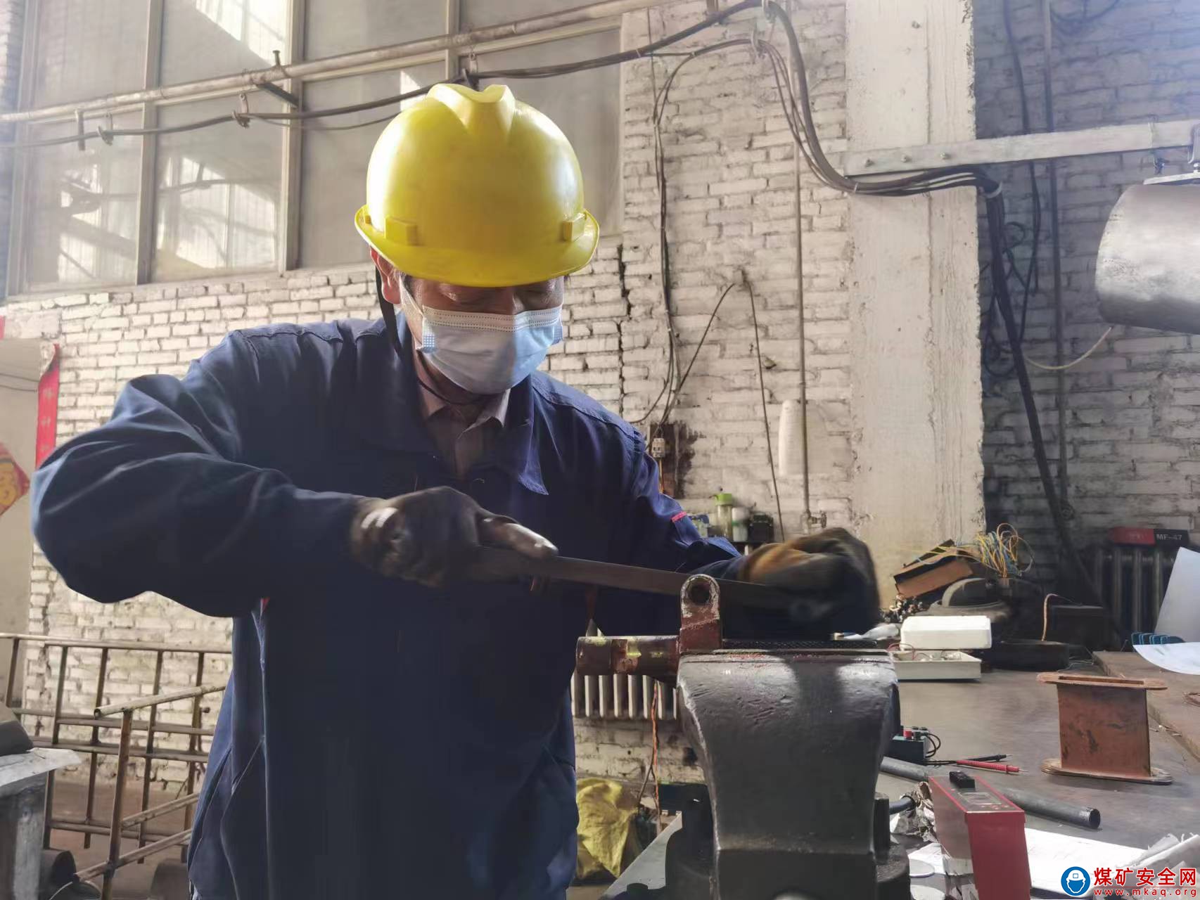 河南能源義煤公司石壕煤礦：腦手並用 創出“新件”