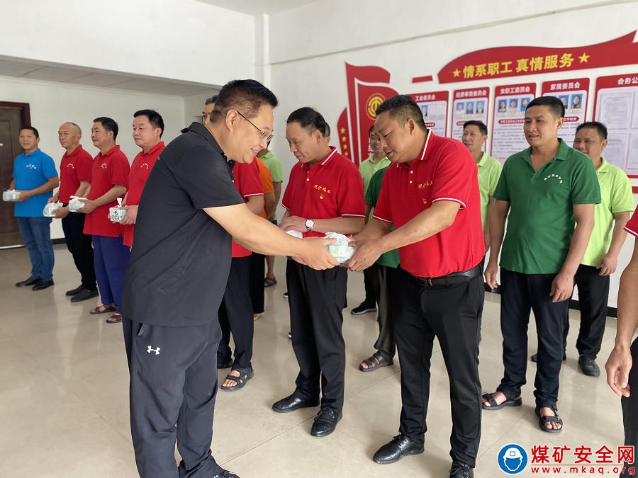 炎炎夏日送清涼 深切關懷感人心 ——古敘煤田公司黨委書記賴旭剛到觀文煤礦開展夏季送清涼慰問行動