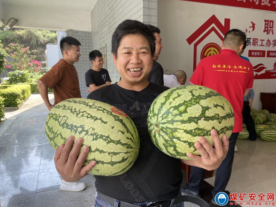 炎炎夏日送清涼絲絲關懷入心田——觀文煤礦開展夏日送清涼活動