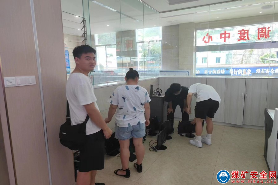 魯班山北礦為新引進技術員配發新電腦