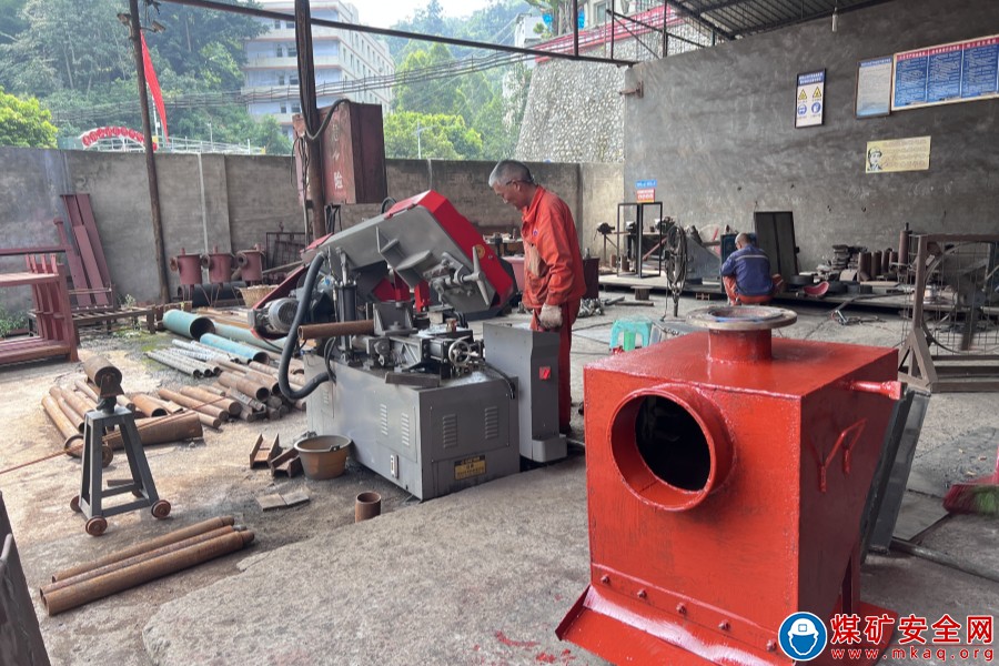 魯班山北礦自主加工製作井下防噴裝置