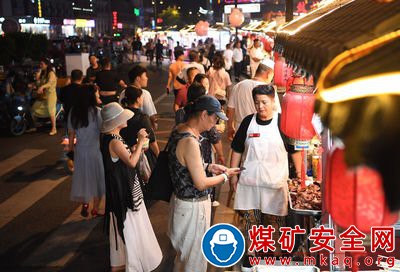   我帶孫女逛夜市