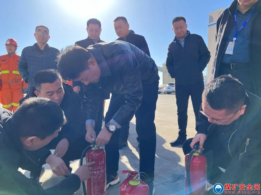 消除自救盲區，讓管理幹部熟練使用自救器、滅火器，中能煤田公司這麼幹