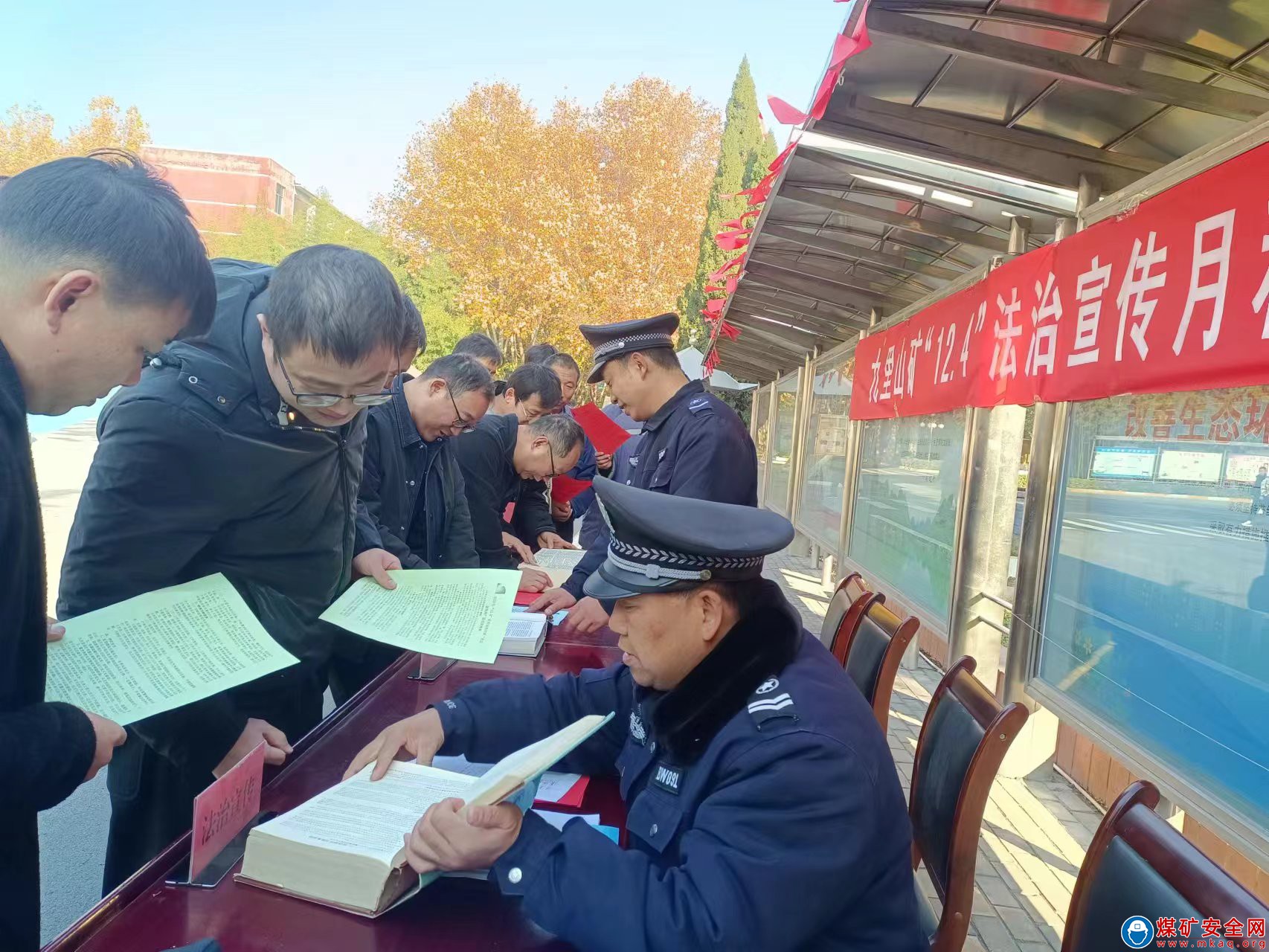 焦煤公司九裏山礦“憲法宣傳周”開展係列普法宣傳活動