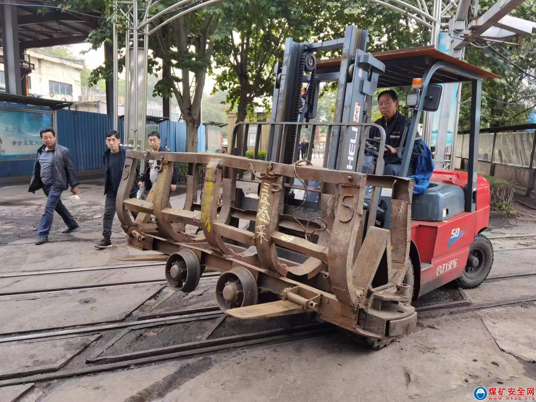 河南能源義煤公司石壕煤礦：立足崗位勇當先