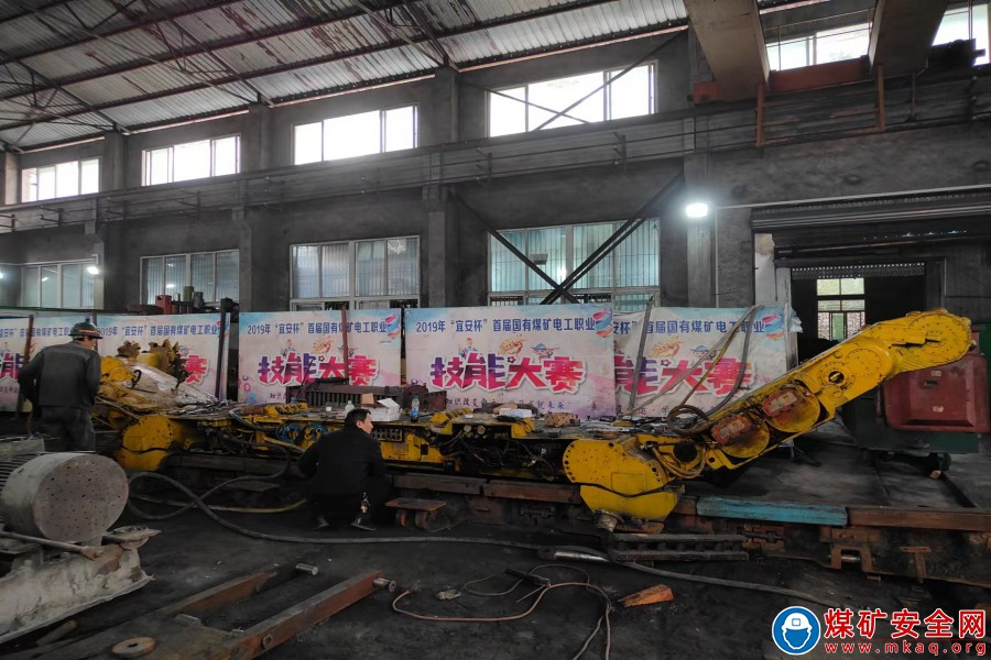 川南煤業有限公司魯班山北礦 開展MG200/446-WD電牽引采煤機檢修工作