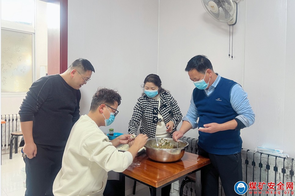 銅川礦務局華遠項目部煤機管理中心：過冬至 包餃子 暖胃又暖心
