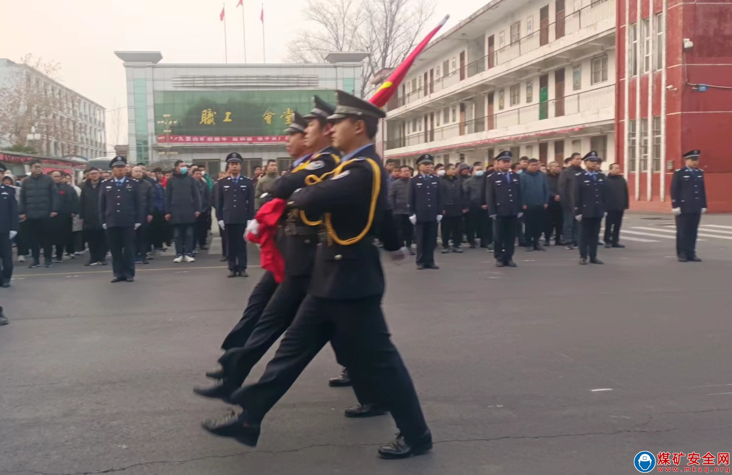 玉兔興盛世  祥龍迎新春        －－焦煤公司九裏山礦舉行元旦升國旗活動