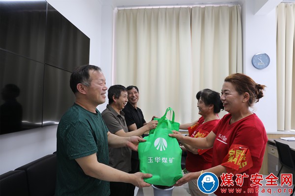 陝煤集團銅川礦業公司玉華煤礦：夏送清涼沁人心 防暑強安到崗位